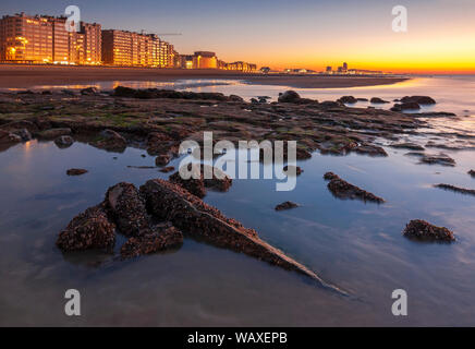 Städtischen Skyline von Ostend (Oostende in Niederländisch) bei Sonnenuntergang mit der Nordsee strand, Westflandern, Belgien. Ostende ist die größte Stadt an der belgischen Küste. Stockfoto