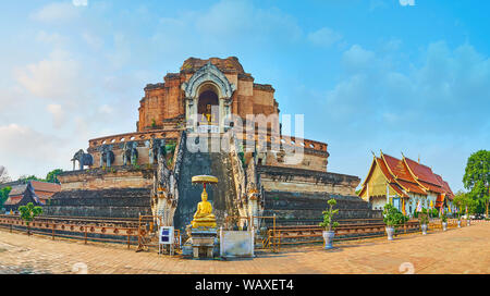 Panorama der historischen Phra That Chedi Luang, teilweise in Erdbeben zerstört, mit riesigen Stein naga Schlangen, Elefanten eingerichtet, geschnitzte Muster und Gi Stockfoto