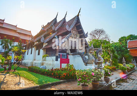 Das Meisterwerk Lanna Stil Teakholz Bhuridatto Viharn Tempel mit feinen Schnitzereien, pyathat Dach, Spiegel Mustern und schönen Naga schlangen Wächter, Stockfoto