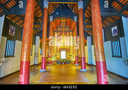 CHIANG MAI, THAILAND - Mai 2, 2019: das Innere der historischen Bhuridatto Viharn von Wat Chedi Luang Komplex mit hohen Teak Säulen, mit vergoldeten Patt abgedeckt Stockfoto