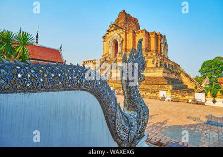 Der Backstein, der Ruinen von Phra That Chedi Luang hinter der malerischen Naga Schlange der Bhuridatto Viharn, mit Relief Waagen und Mirror inlay eingerichtet, Wat Ched Stockfoto