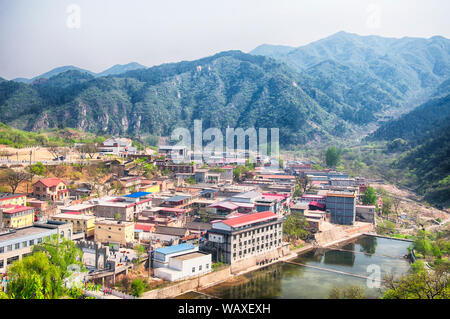 Ein kleines Dorf in der Nähe der huanghua Cheng oder der Chinesischen Mauer landschaftlich reizvollen Gegend in West Beijing an einem sonnigen Tag. Stockfoto