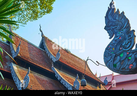 Das Dach Dekoration (chofa), geformt als Naga Schlange, aus Teak und Spiegel Stücke, die sich auf Viharn Chaturmuk-Burapachaan, Wat Chedi Luang, Chiang Stockfoto