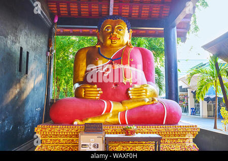 CHIANG MAI, THAILAND - Mai 2, 2019: Der kleine Phra Katchayana Pavillon in Wat Chedi Luang mit Statue des so genannten Fat Buddha, sitzend auf vergoldeten Sockel Stockfoto