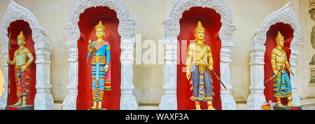 Panorama der farbigen Statuen, in Nischen auf der Rückseite der wichtigsten Viharn Hall des Wat Chedi Luang, Chiang Mai, Thailand Stockfoto