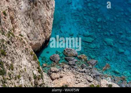 Blick auf das kristallklare blaue Meer, aus dem Felsen im Südwesten der Insel, in der Nähe von Keri Stockfoto
