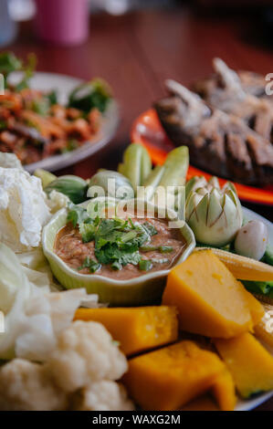Nam Prik Pla-Thai chili paste Dip mit Makrele Fisch, Fleisch und frisches Gemüse, Kürbis, Gurken, Bohnen und Blumenkohl zu Stockfoto