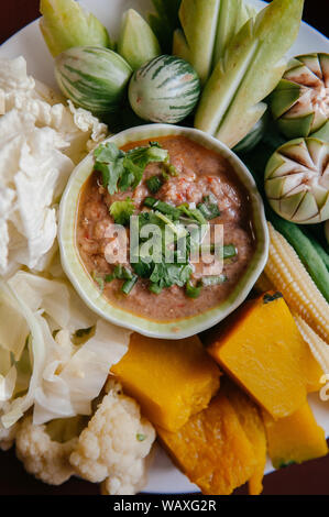 Nam Prik Pla-Thai chili paste Dip mit Makrele Fisch, Fleisch und frisches Gemüse, Kürbis, Gurken, Bohnen und Blumenkohl zu Stockfoto