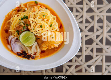 Khao Soi-Thai spicy Chicken Nudelsuppe curry Suppe nördlichen Stil, berühmte Straße Essen in Chiang Mai, Chiang Rai. Ansicht von oben Stockfoto
