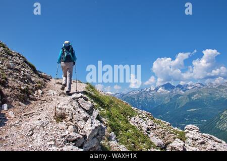 Low Angle View der reifen Frau wandern in der Brenta Dolomiten in Italien Stockfoto