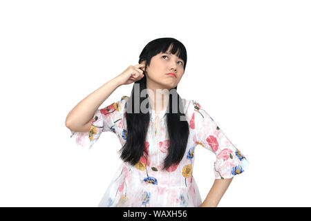 Cute Asian Girl für Ihre Ohren. Möchten nicht hören. auf weißem Hintergrund. Stockfoto