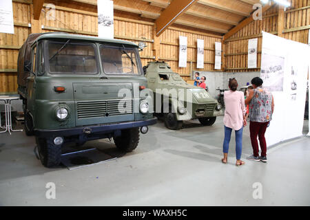 22. August 2019, Thüringen, Mödlareuth: Besucher Blick auf Fahrzeuge der Grenztruppen der DDR im Grenzlandmuseum. Für 41 Jahre, die innerdeutsche Grenze verlief mitten durch das Dorf Mödlareuth, die daher auch als "Little Berlin". Foto: Bodo Schackow/dpa-Zentralbild/dpa Stockfoto