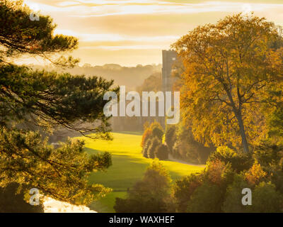 Ruinen von Fountains Abbey bei Studley Royal Water Garden, North Yorkshire, UK. Stockfoto