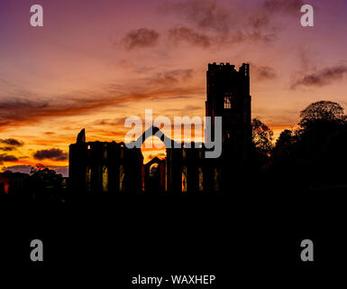 Sonnenuntergang an der Ruinen von Fountains Abbey bei Studley Royal Water Garden, North Yorkshire, UK. Stockfoto