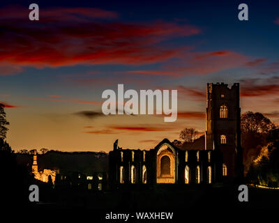 Sonnenuntergang an der Ruinen von Fountains Abbey bei Studley Royal Water Garden, North Yorkshire, UK. Stockfoto