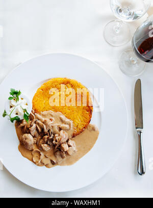 Zürich stil Kalbfleisch Eintopf mit cremiger mushroom gravy Soße und gebratene Rösti Kartoffel, lokalen Schweizer Küche in weiße Platte Stockfoto