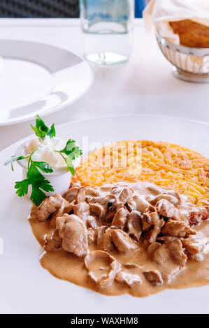 Zürich stil Kalbfleisch Eintopf mit cremiger mushroom gravy Soße und gebratene Rösti Kartoffel, lokalen Schweizer Küche in weiße Platte Stockfoto