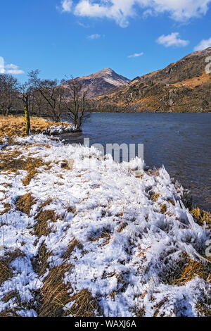 Eisformationen am Ufer des Llyn Gwynant Blick nach Westen mit Yr Aran Berg im Hintergrund Snowdonia National Park North Wales UK März 2018 869 Stockfoto