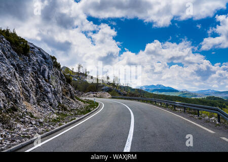 Montenegro, geschwungene Straße durch wunderschöne grüne felsigen Natur Landschaft von Landschaft und Wald in der Nähe von savnik im Frühling mit Bue sky Stockfoto