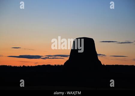 Silhouette Aufnahme des Devils Tower National Monument Hill in Wyoming Bei Sonnenuntergang Stockfoto