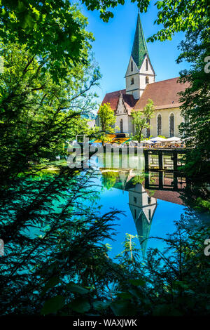 Blaubeuren, Deutschland, 29. Juni 2019, perfekt wider Kirche und Kirchturm von Blaubeuren Abtei und viele Menschen genießen Sie einen wunderschönen Sommertag ich Stockfoto