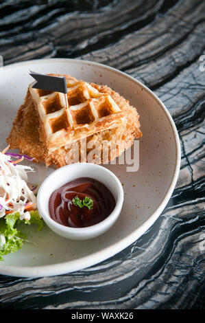 Eine schöne Schüssel, gebratenes Huhn mit Waffel und Barbecue Sauce. Stockfoto