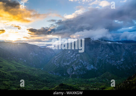 Montenegro, fantastischen Sonnenuntergang Himmel färben Wolken in orange Licht bei Dämmerung über majestätische Fluss Tara Canyon Natur Landschaft von Tara Fluss von ab gebildet Stockfoto