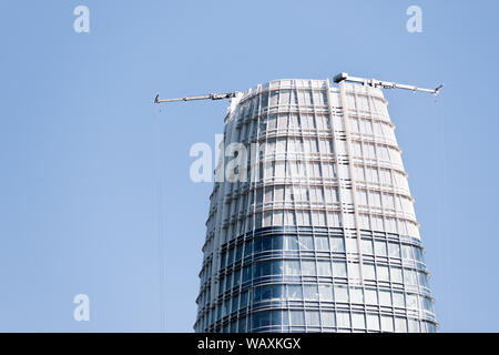 Feb 21, 2019 San Francisco/CA/USA - in der Nähe der Oberseite der Salesforce Tower, ein 100 Fuß - hoher runder Bildschirm konzipiert von Jim Campbell als Immer-c Stockfoto