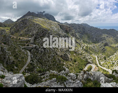 Wicklung Landstraße in die Berge der Sierra de Tramuntana auf Mallorca Stockfoto