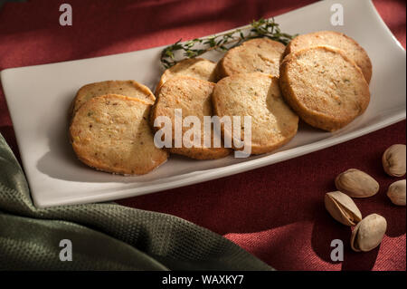 Parmesan Kraut Pistazie Shortbread Münzen Stockfoto