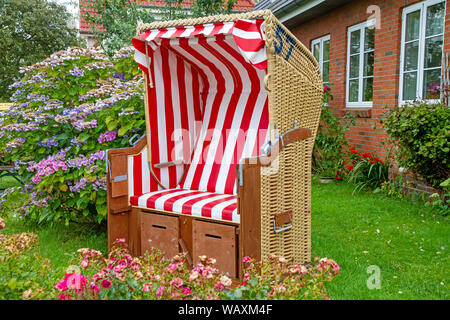 Bunter Strandkorb Im Garten Stockfoto