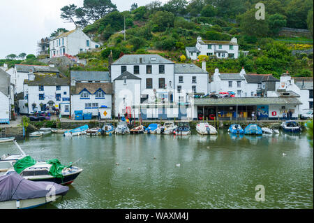 Polperro ist ein großes Dorf, Gemeinde und Fischerhafen im Polperro Heritage Küste im Süden von Cornwall, England. Stockfoto