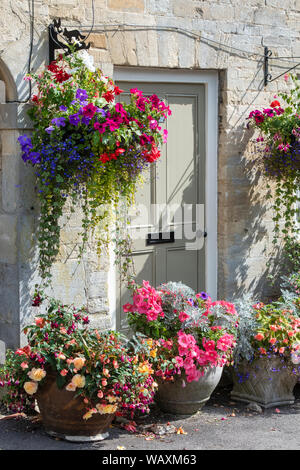 Blumen hängende Körbe und Blume Pflanzmaschinen außerhalb der Tontine Gebäude entlang Cecily Hill, Cirencester, Cotswolds, Gloucestershire, England Stockfoto