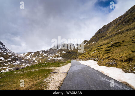 Montenegro, Sedlo pass Route teilweise durch Schnee durch die majestätischen Nationalpark Durmitor führende überdachte Hochland Berge in der Nähe von zabljak im Frühling Stockfoto