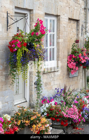 Blumen hängende Körbe und Blume Pflanzmaschinen außerhalb der Tontine Gebäude entlang Cecily Hill, Cirencester, Cotswolds, Gloucestershire, England Stockfoto