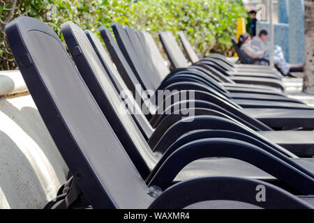Sun Betten in einer Reihe am Strand im Sommer Urlaub, leer Stockfoto