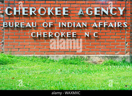 Cherokee, North Carolina, USA - August 3,2019: Büro der indischen Angelegenheiten Zeichen Stockfoto