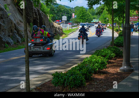 Cherokee, North Carolina, USA - August 3,2019: Die Straße in und aus der Innenstadt von Cherokee ist ein beschäftigt, 1. Stockfoto