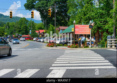 Cherokee, North Carolina, USA - August 3,2019: Indian Village in der Innenstadt von Cherokee, NC ein beliebter Touristenort. Stockfoto