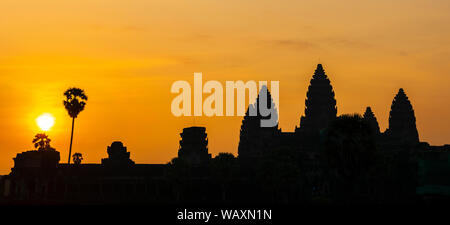 Panoramablick Sonnenaufgang im Khmer Archäologie Website von Angkor Wat und Silhouette der prang Türme, Angkor Archäologischer Park, Siem Reap, Kambodscha. Stockfoto