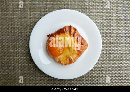 Französische gebackenes Gebäck schöne süße verglaste Aprikose dänische auf weiße Platte Stockfoto