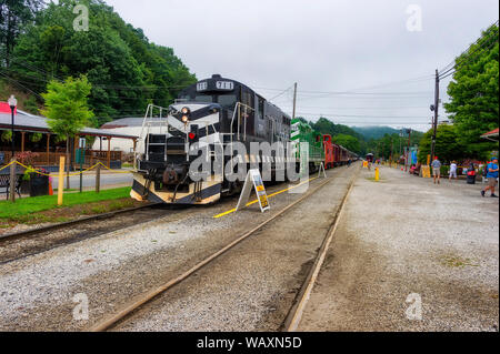 Bryson, North Carolina, USA - August 3, 2019: Zug erwartet die Passagiere an Bord für eine Reise Reise durch die nantahala Gorge in North Carolina. Stockfoto