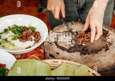 Hände Hacken im asiatischen Stil Grill geschmortes Schweinefleisch für Reis Nudeln Stockfoto