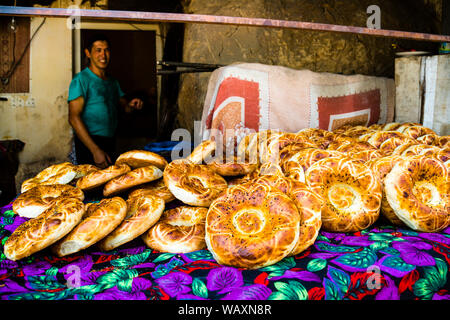 Frisches Vollbrot Tadschikisch Non (Naan). Handwerkliche Brot Bäckerei in der Stadt Osch, Kirgisistan Stockfoto