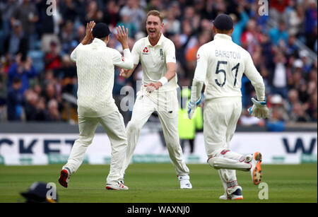 England's Stuart Breite (Mitte) feiert die wicket von Australiens Travis Kopf während am ersten Tag des dritten Asche Test Match in Leeds. Stockfoto