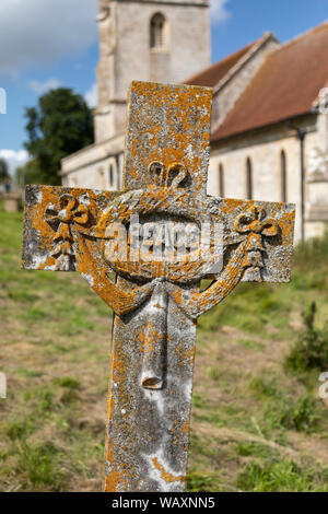 Peace Grabstone - St Giles Kirche in dem verlassenen Dorf Imber, Salisbury Plain, Wiltshire, England, Großbritannien Stockfoto