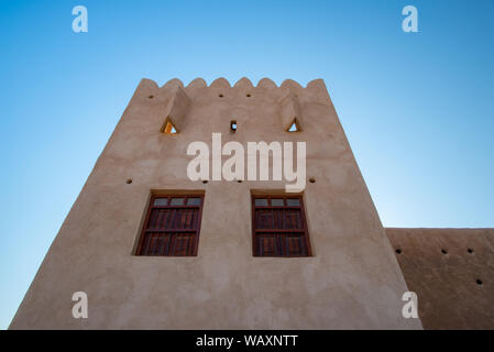 Nahaufnahme bei Sonnenuntergang von einem der Türme der Al Zubara fort, Katar Stockfoto