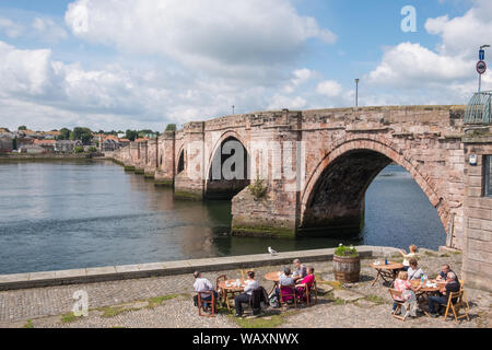 Berwick Brücke, auch als die alte Brücke, überspannt den Fluss Tweed in Berwick-upon-Tweed, Northumberland, der nördlichsten Stadt in England, Großbritannien bekannt Stockfoto