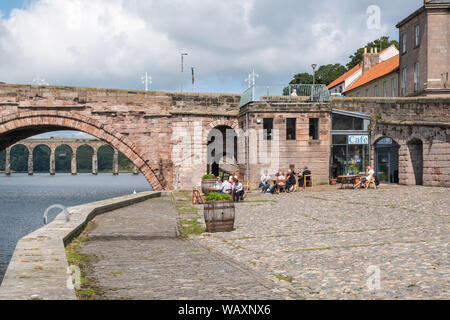 Berwick Brücke, auch als die alte Brücke, überspannt den Fluss Tweed in Berwick-upon-Tweed, Northumberland, der nördlichsten Stadt in England, Großbritannien bekannt Stockfoto