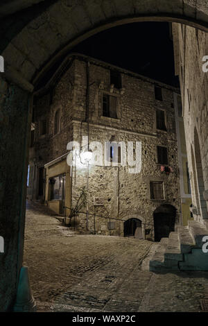 Gepflasterte Gasse in der Altstadt Peille nachts, Frankreich. Stockfoto